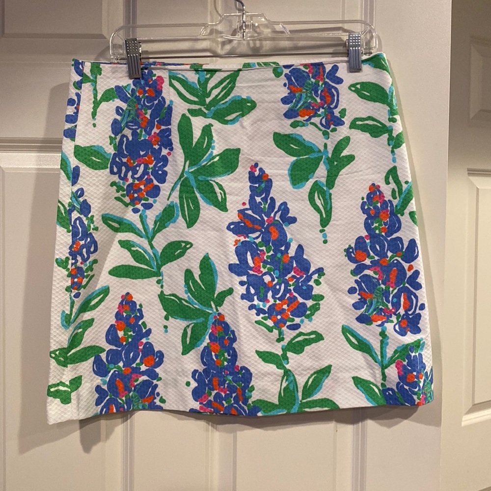 8 Lilly Pulitzer skirt - has spot on back of skirt - shown in picture